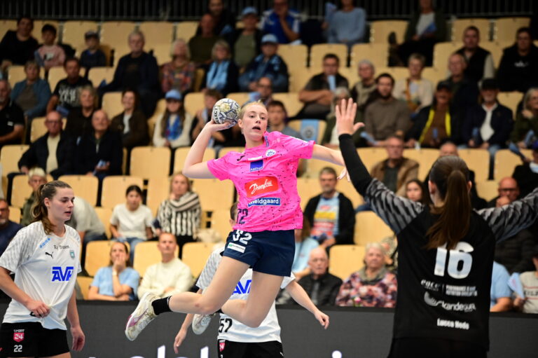 Stor torsdag i Aabenraa: Storsejr, ligadebut og 43.000 kroner til Støt Brysterne